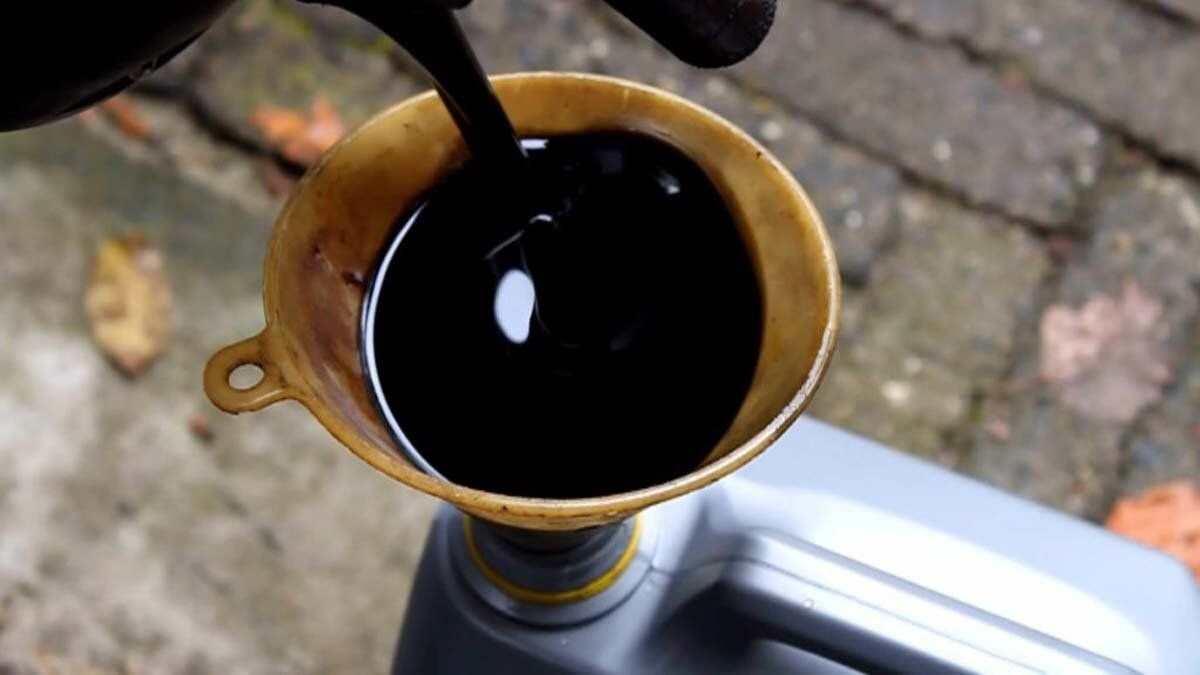 Машинная отработка. Отработанное масло. Отработанное моторное масло. Масло отработка. Отработка машинного масла.