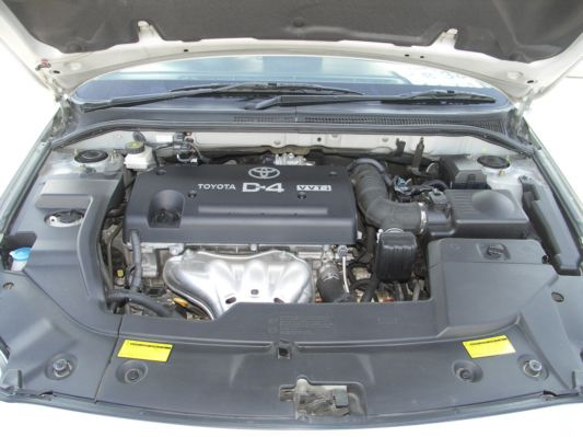 Тойота авенсис 2007 двигатели. Подкапотное пространство Тойота Авенсис 2008. Toyota Avensis подкапотное пространство. Капота двигателя Тойота Авенсис т25. Отсек двигателя Toyota Avensis 2004 1.8.