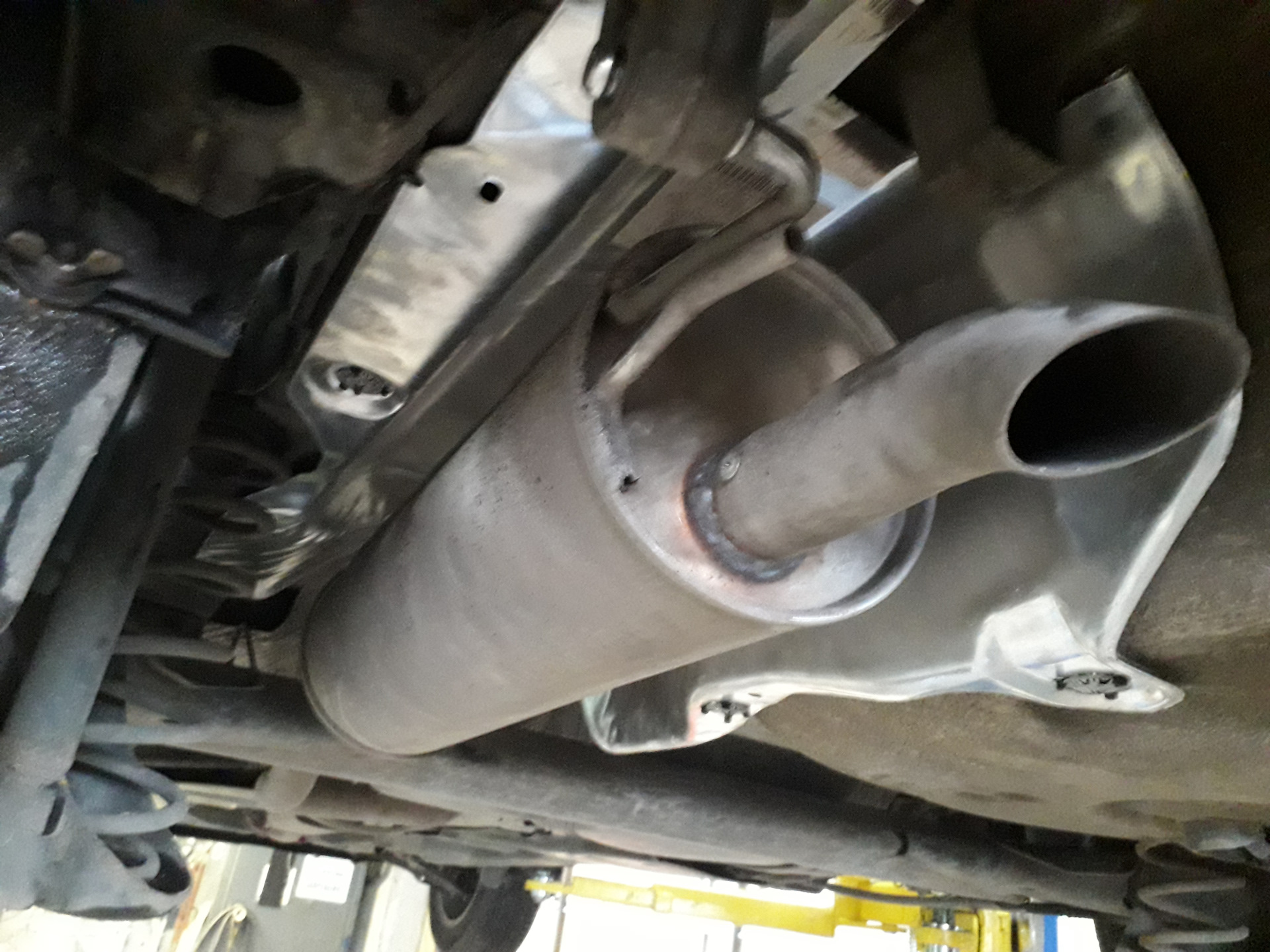 Выхлопная система поло седан 1. С. Замена глушителя фольксваген поло седан. Замена глушителя фольксваген поло седан. 6 глушитель.