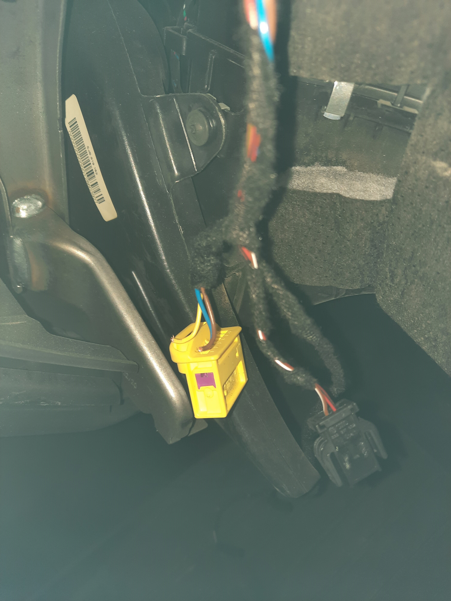 Ошибка подушки безопасности фольксваген. Ошибка подушки Exeed желтый разъем. Mazda 6 ошибка airbag Passenger on. Код ошибки подушка безопасности на Фольксваген Тигуан 12 года.