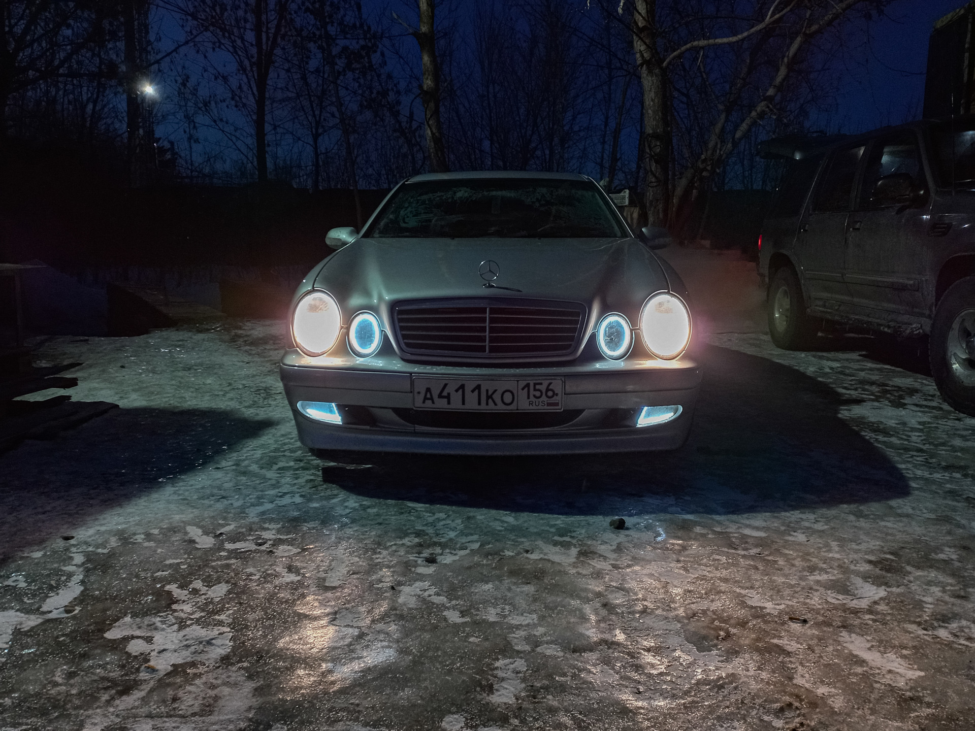 Неоновые фары непосредственно на автомобиле — Mercedes-Benz CLK (W208), 2,3  л, 2001 года | тюнинг | DRIVE2