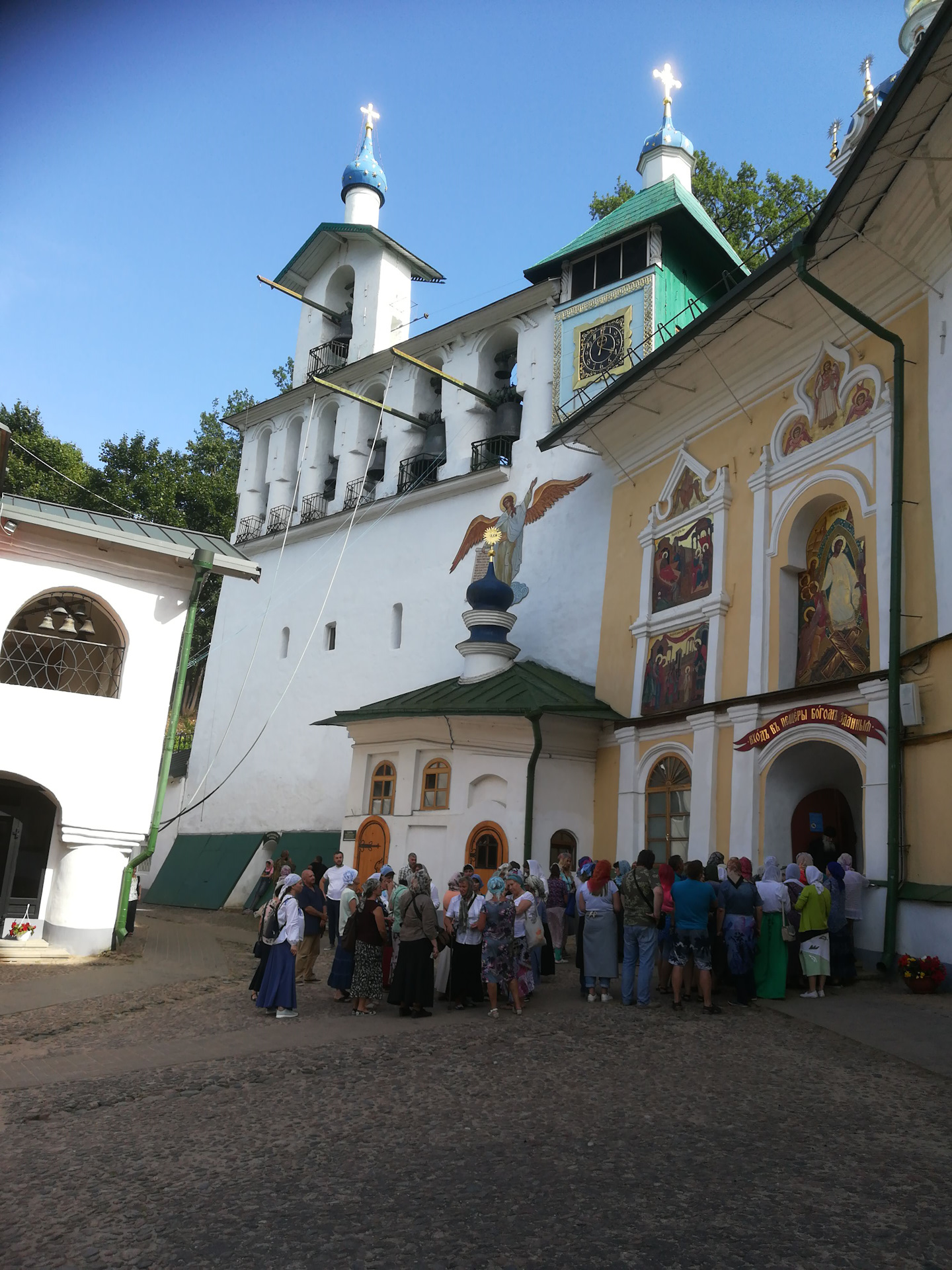 Тур печоры из спб. Изборск Печоры. Монастырские ряды Печоры. Печоры Псковская область Монастырская гостиница. Монастырская гостиница Печоры рядом с монастырем.