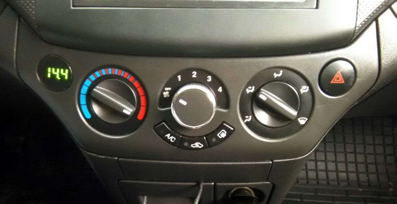 Вольтметр в часы АВЕО Т250 1.5 — Chevrolet Aveo Sedan (1G), 1,5 л, 2011 ...
