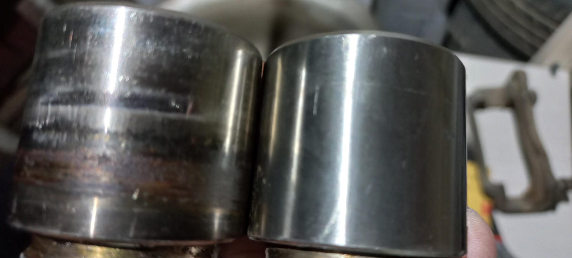 Как вытащить поршня из суппорта тормозной системы при снятом суппорте ...