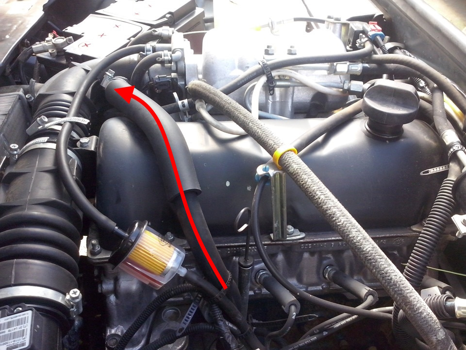 Патрубок вентиляции картера ваз 2107. Шланг картерных газов 2107. 2101-1014056р. Патрубок сапуна 2105 инжектор. Патрубок вентиляции картера 2121.