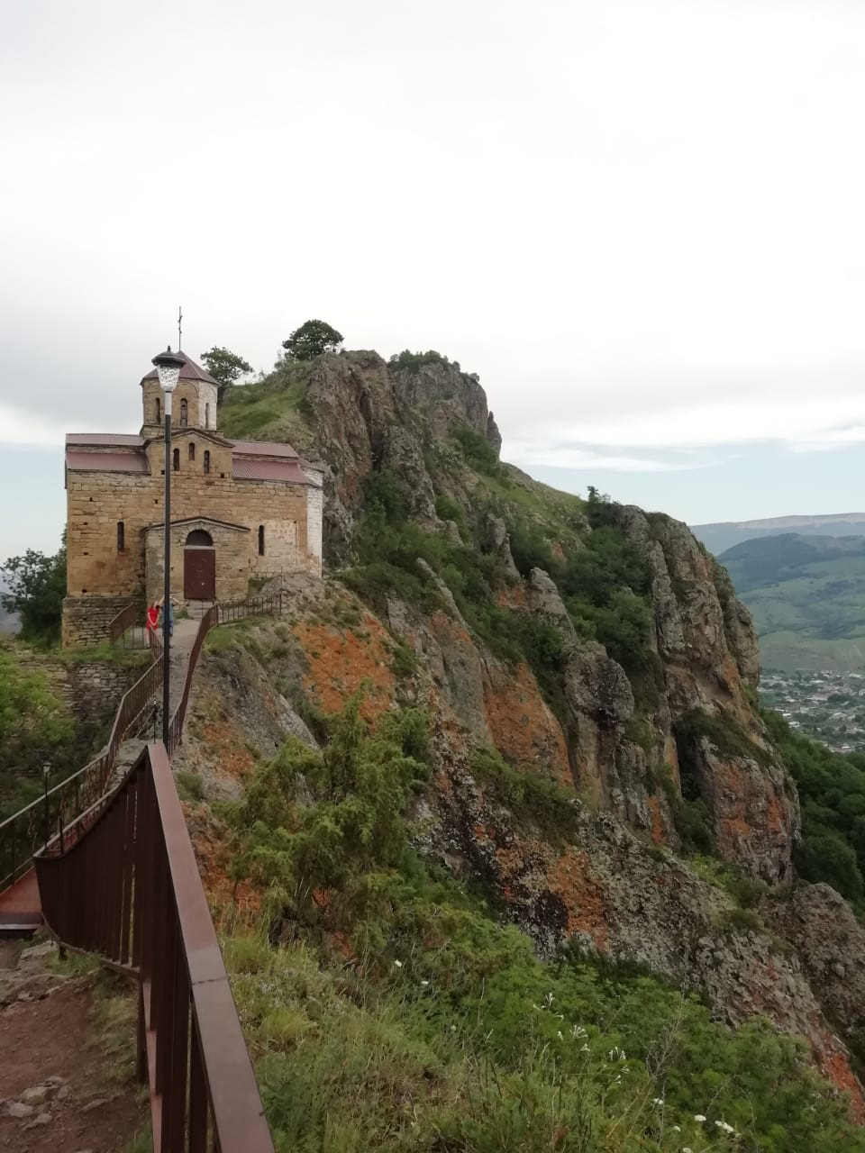 Погода в коста хетагуров. Село Коста Хетагурова храм. Храм в Коста Хетагурова КЧР. Храм в поселке Хоста китагурова.