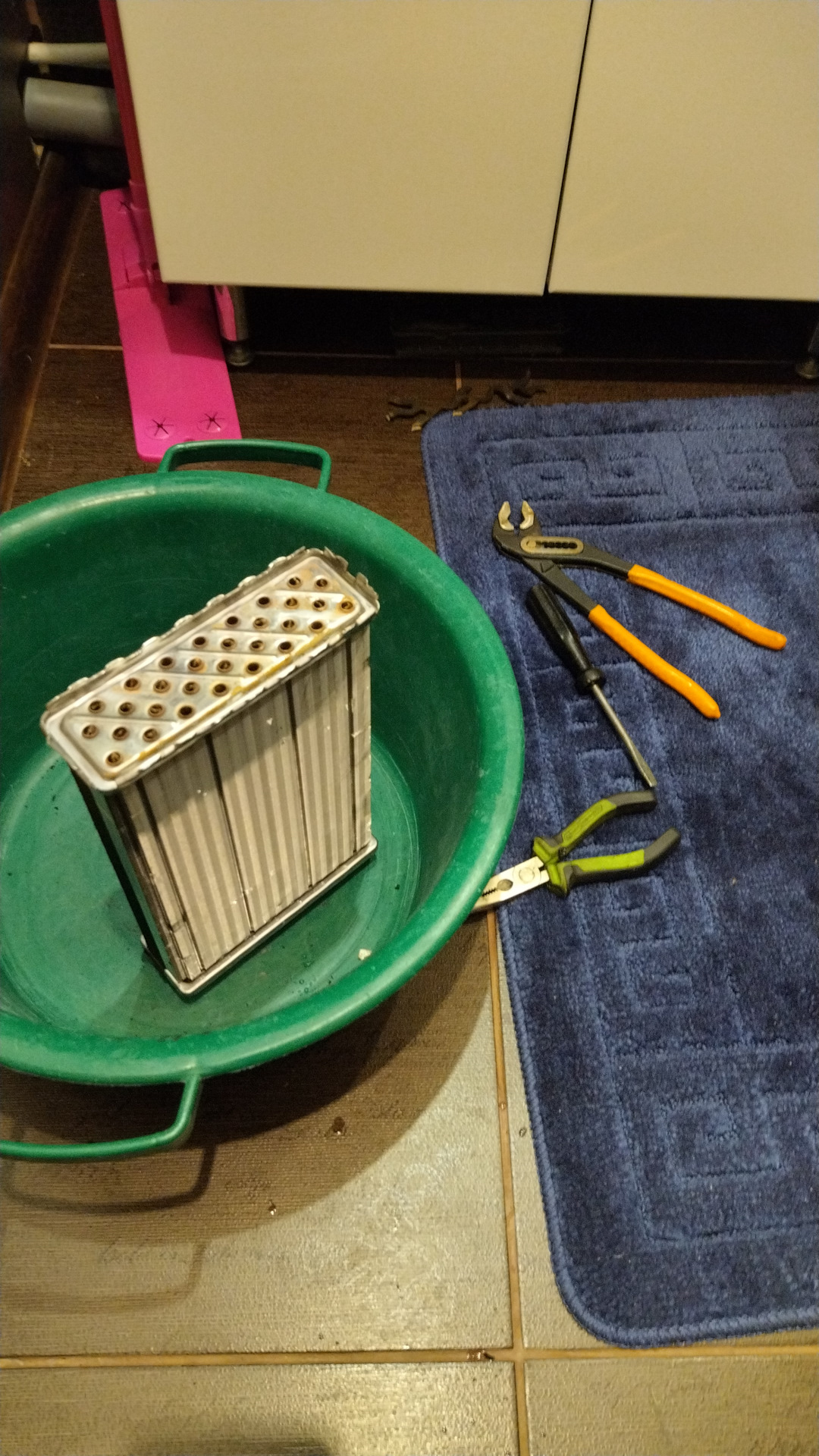 Промывка радиатора печки — Audi A6 (C5), 1,8 л, 1998 года | визит на ...