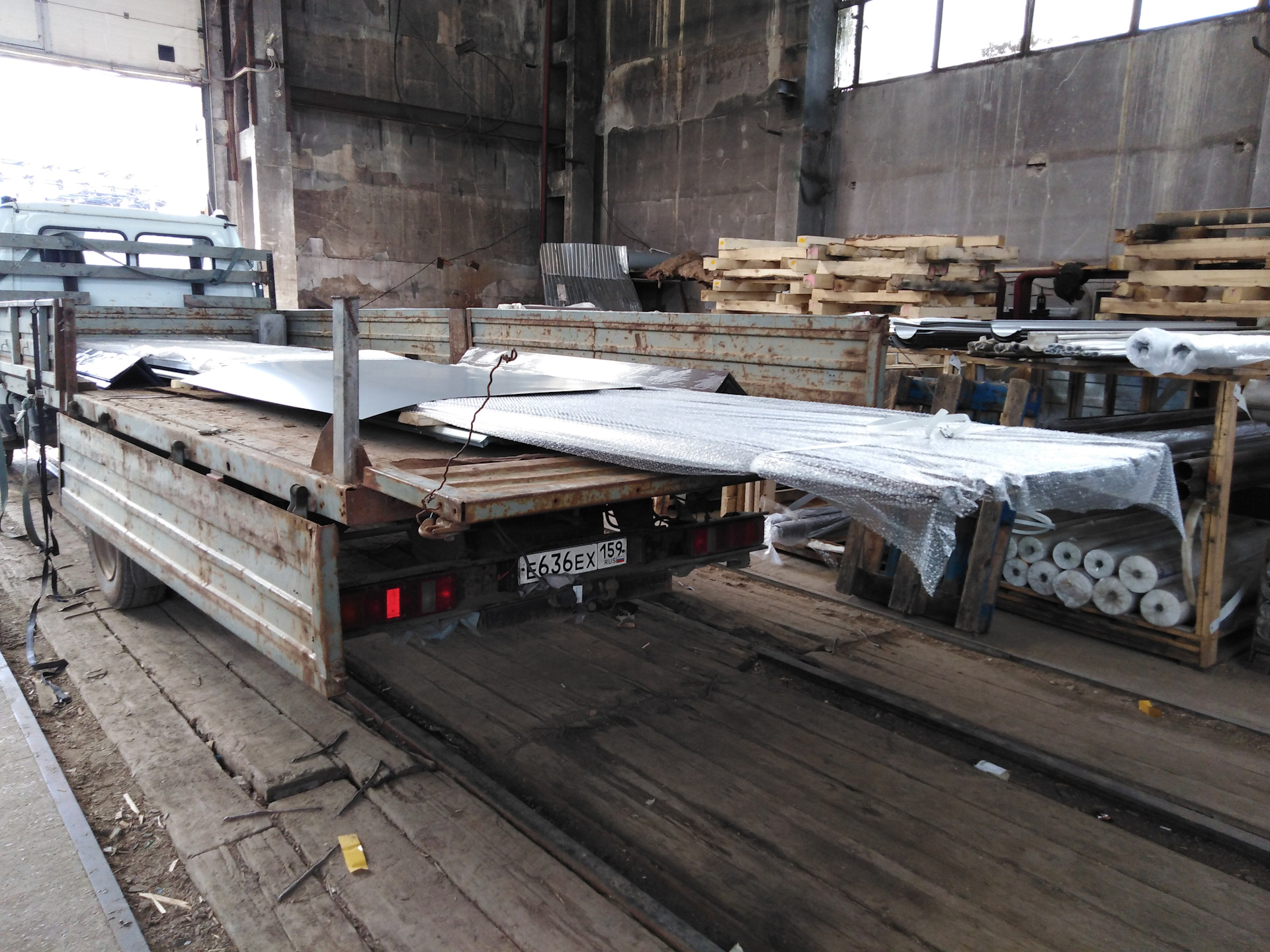 Перевозка профлиста. Разгрузка листового металла. Профнастил разгрузка. Упаковка профнастила. Разгрузка металлочерепицы.