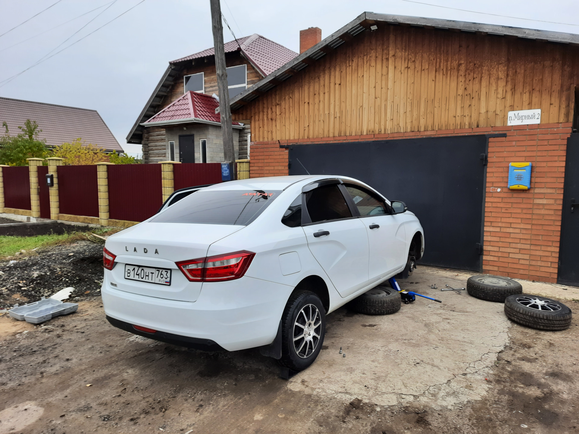 Подкатной домкрат Маяк авто мне в весту — Lada Vesta, 1,6 л, 2019 года |  просто так | DRIVE2