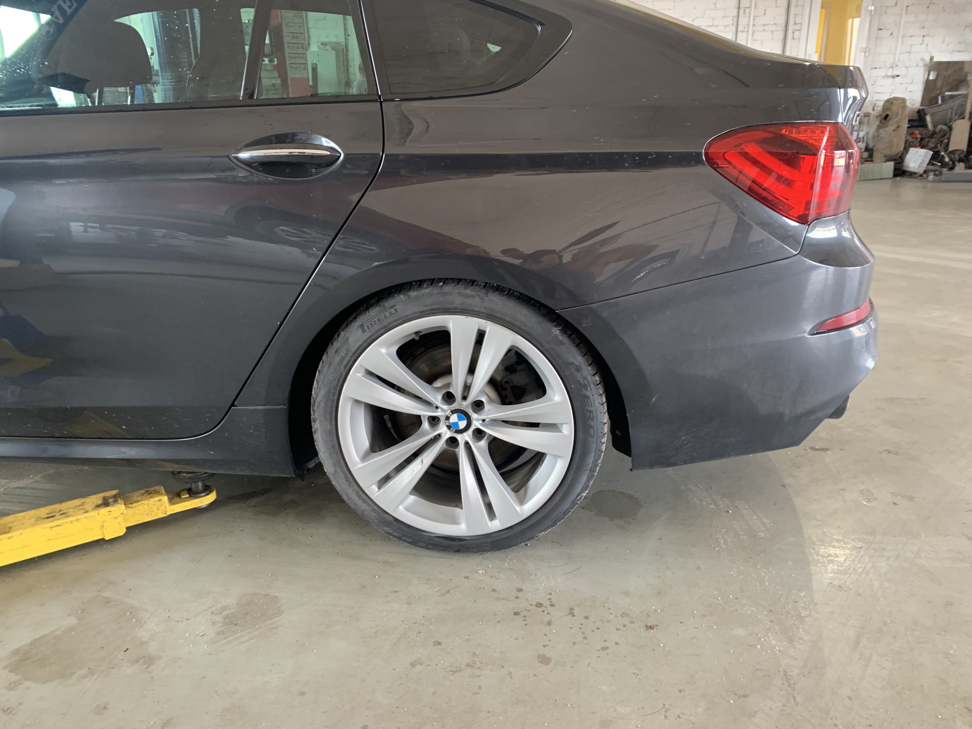 Пневмоподушка BMW F07 — BMW 5 series Gran Turismo (F07), 3 л, 2014 года |  поломка | DRIVE2