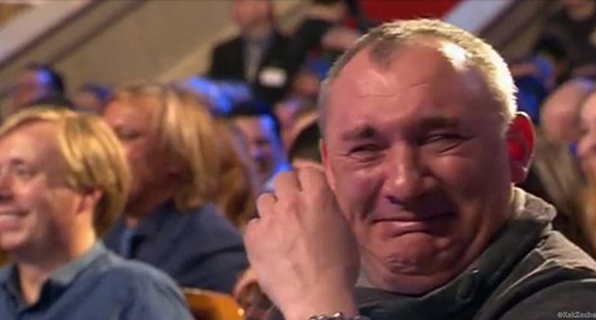 Негр пытается сдержать смех мем