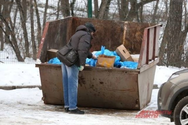 Фото бомжа в мусорке