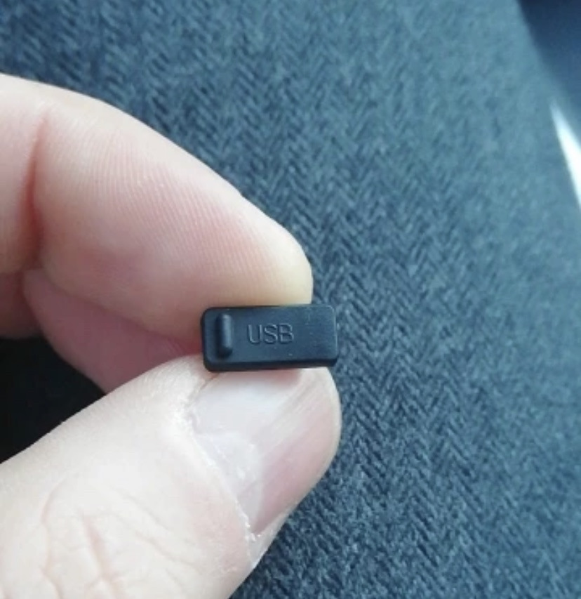 Заглушка usb. Заглушка USB C. Колпачок для USB-токена. Заглушка для флешки Philips sa060.