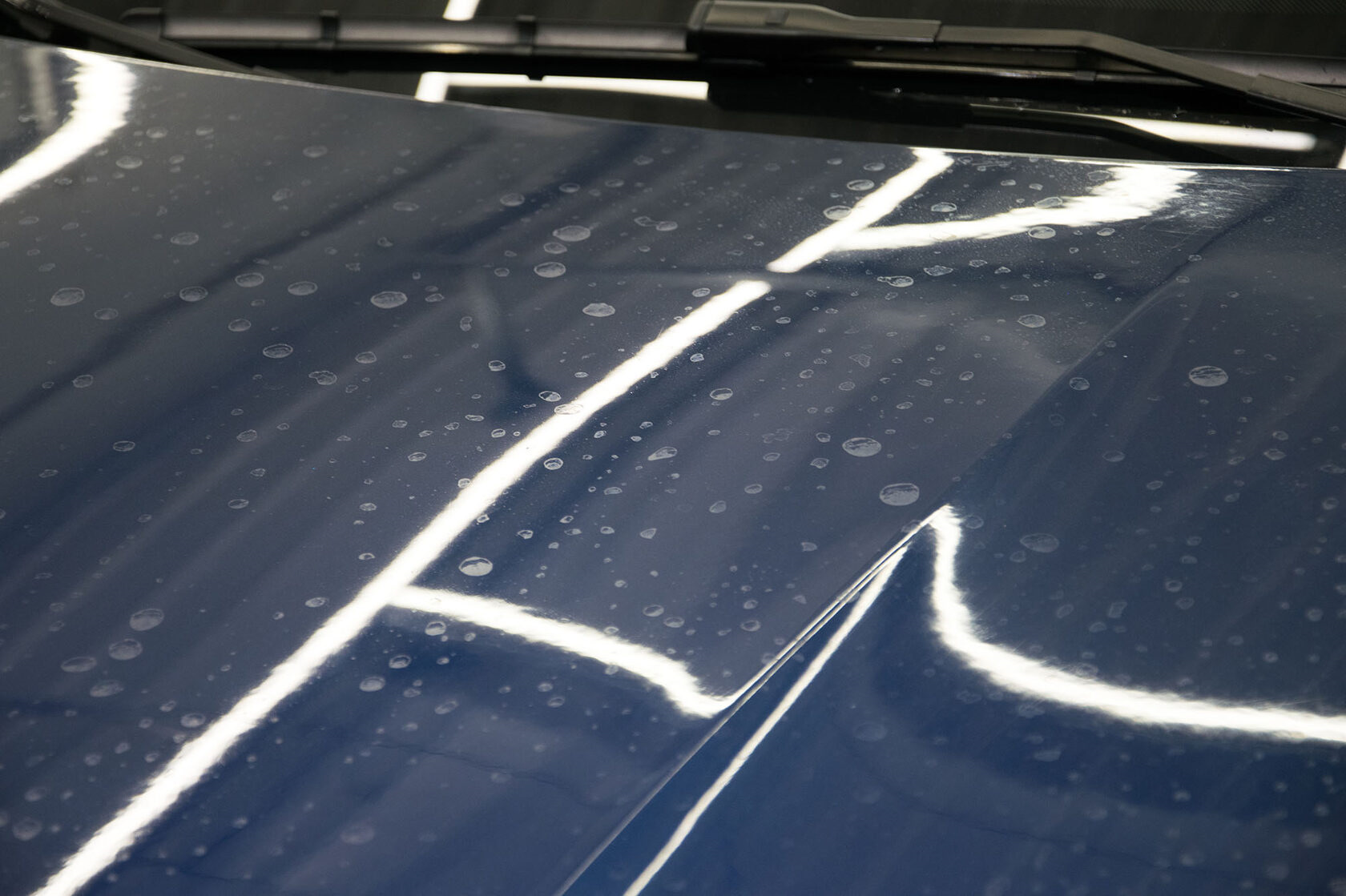 После мойки машины остается белый налет. Разводы на авто. Налет после мойки автомобиля. Водный камень на кузове автомобиля. После мойки машины остается белый налет.