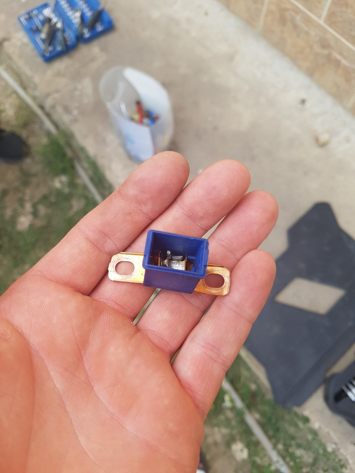 Ничего не работает. Не включается панель приборов, не заводится ...