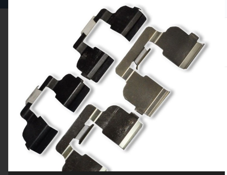 Пластины для передних тормозных колодок. Прижимная пластина тормозных колодок газель бизнес. Лансер 10 противоскрипные т пластины передние колодки. Монтажный комплект передних тормозных колодок логан. Для колодок пластины мазда 6 gh.