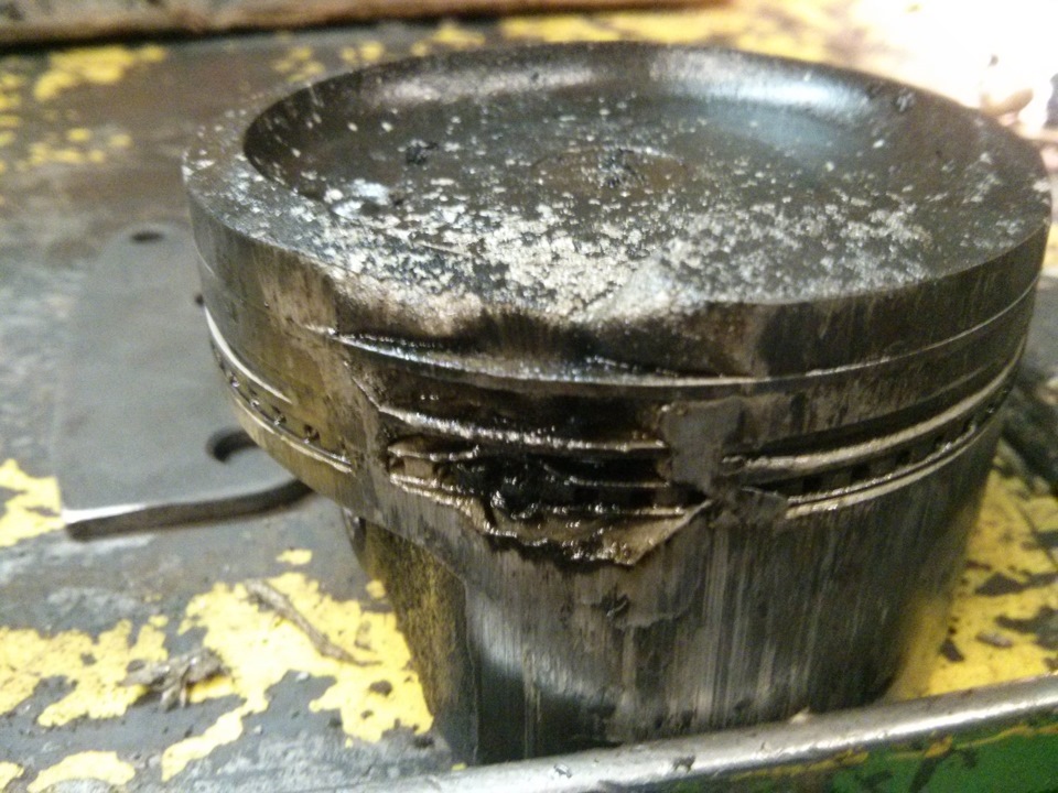 Прогоревший поршень. 4 tsi. Прогар поршня на дизеле. Прогоревший поршень. Trailblazer прогар поршня.