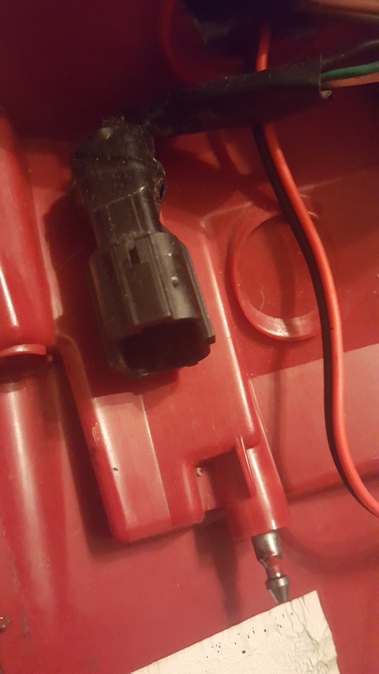 как снять клипсу с разъемом на фонаре, который на крыле? — KIA Sportage ...