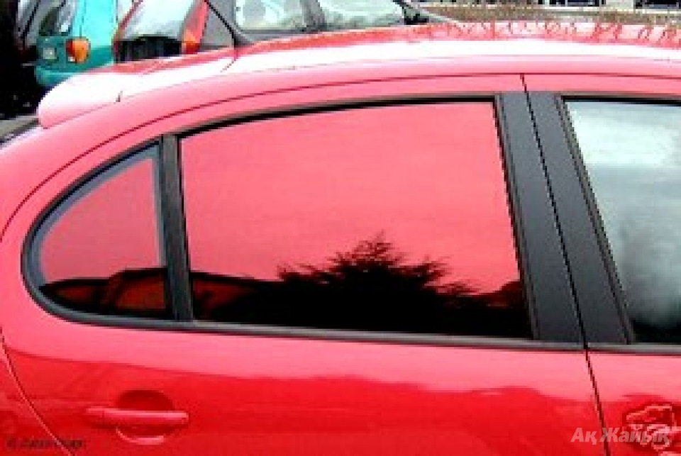 Тонировка озон. Тонировочная пленка Red 15 - красный "Дубай". Тонировка красный хамелеон е60. Цветная тонировка. Цветная тонировка на авто.