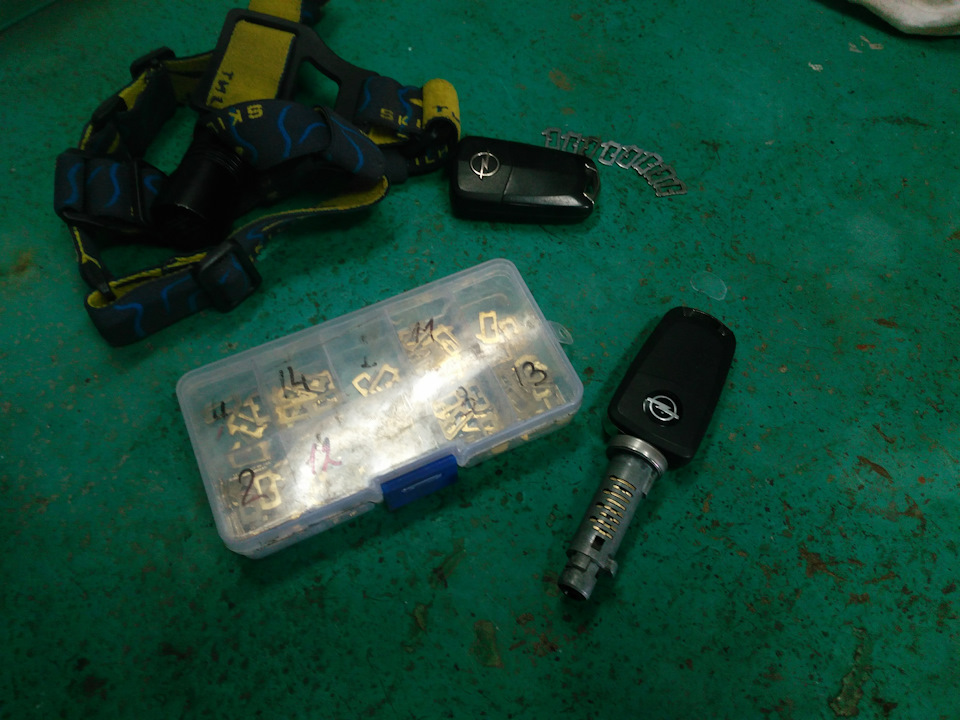 Подклинивает замок зажигания — Opel Zafira B, 1,8 л, 2007 года ...