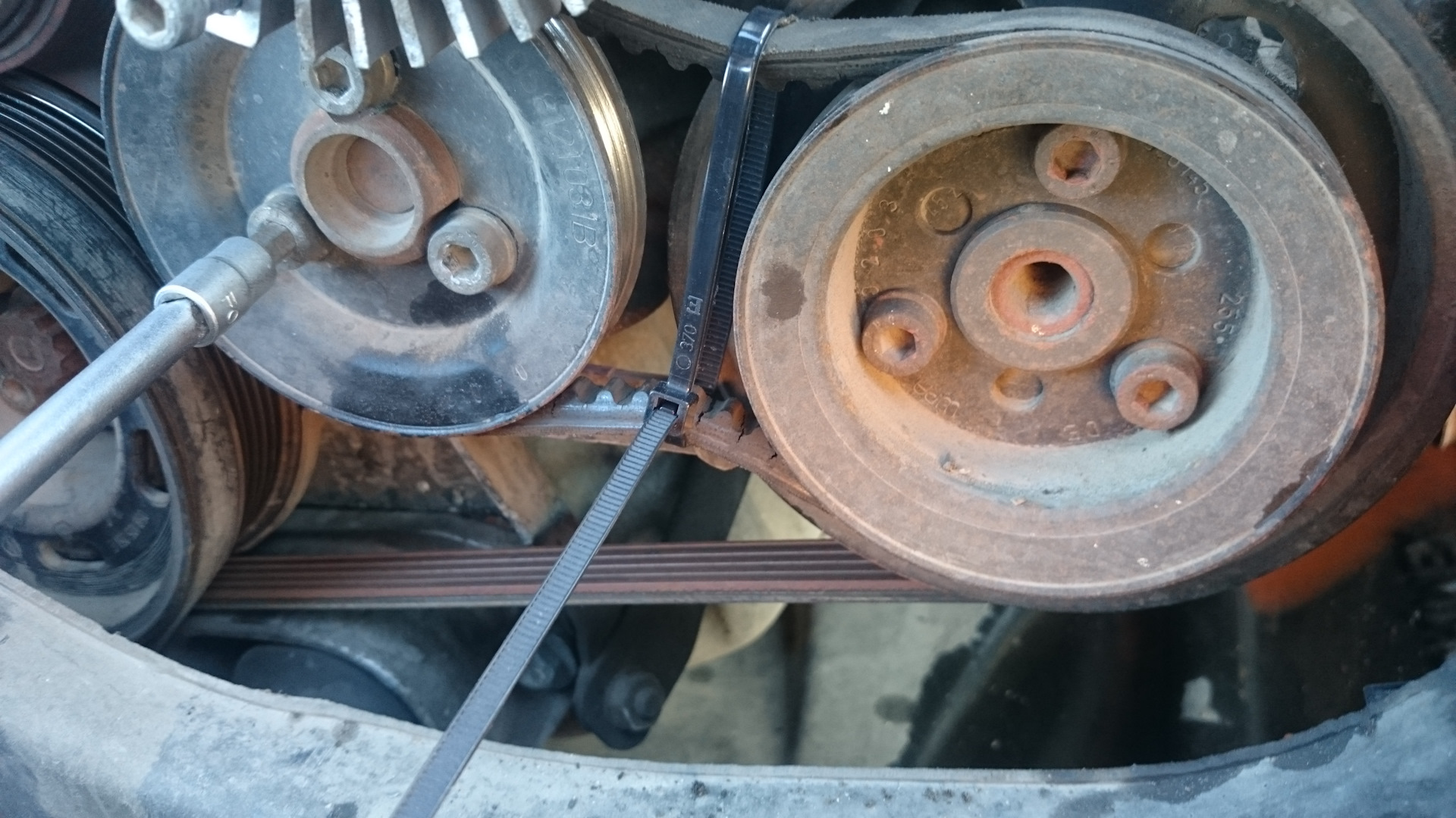 Как зафиксировать шкив коленвала - найдено 84 фото