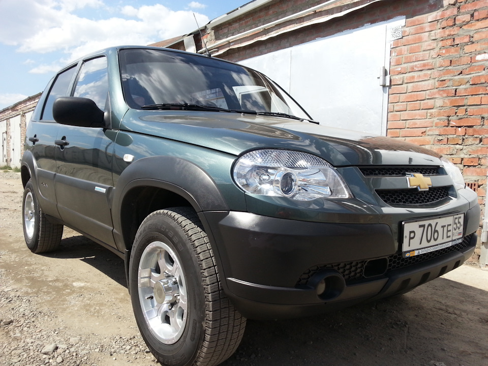 Нива шевроле цвета. Нива Шевроле Борнео. Niva Chevrolet цвет Сочи. Шевролеинива цвет Сочи.