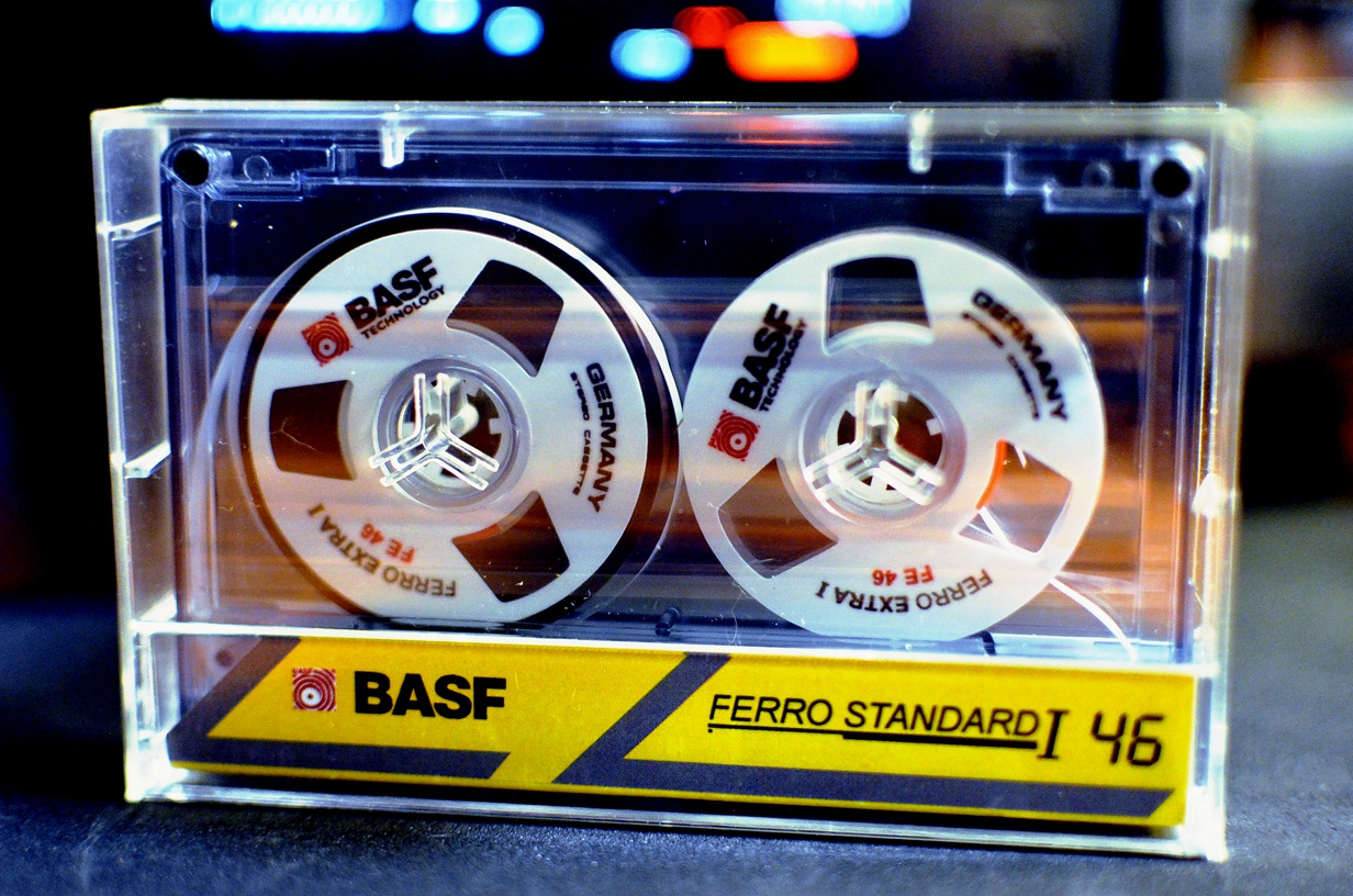 Катушки для магнитофона купить. Кассета для магнитофона BASF. Аудиокассета Maxell c 60 вкладыш. Магнитофонной ленты BASF. Магнитофонная магнитная лента BASF.
