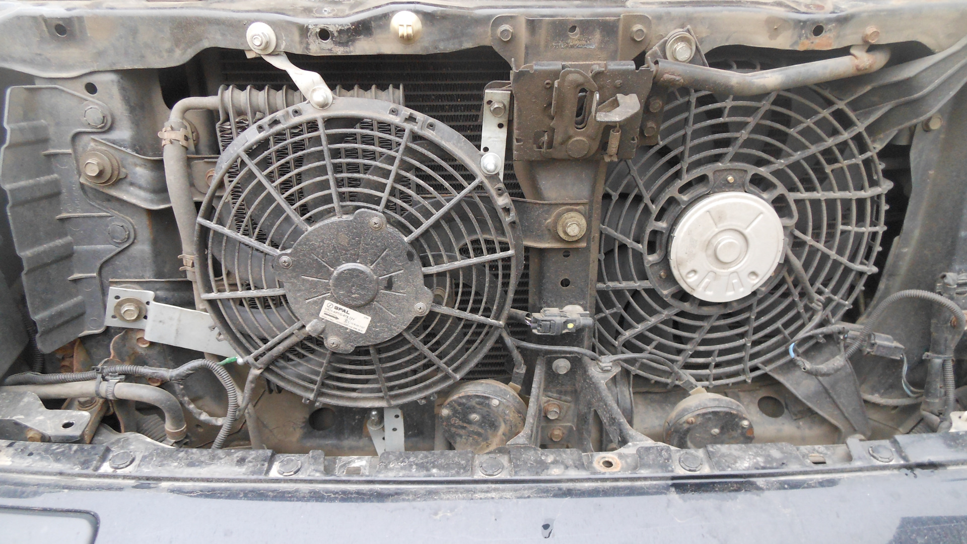 Два вентилятора на радиатор. Вентилятор от нивы на ваз 2109. Двойной вентилятор на ваз 2110. Двойной вентилятор на волгу. Вентилятор от нивы на ваз 2110.