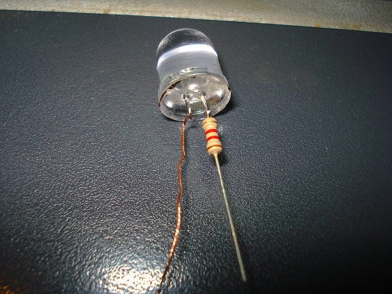 Лампа сильно греется. Сопротивление резистора для светодиода на 220. Светодиод от 12 вольт резистор. Лапочка освещения 12 вольт. Сопротивление лампочки 5 ватт 12 вольт.