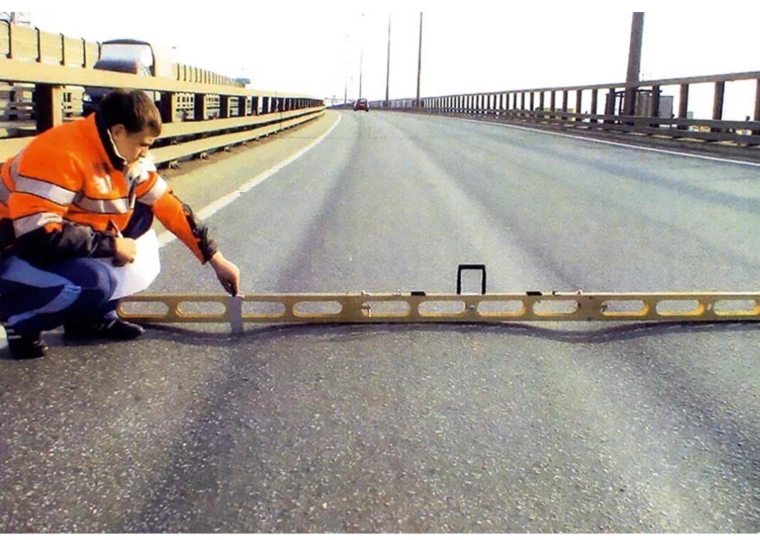 Захват дороги. Колейность на дороге. Измерение колейности дорожного покрытия. Измерение ровности дорожного покрытия приборы. Колея на автомобильной дороге.