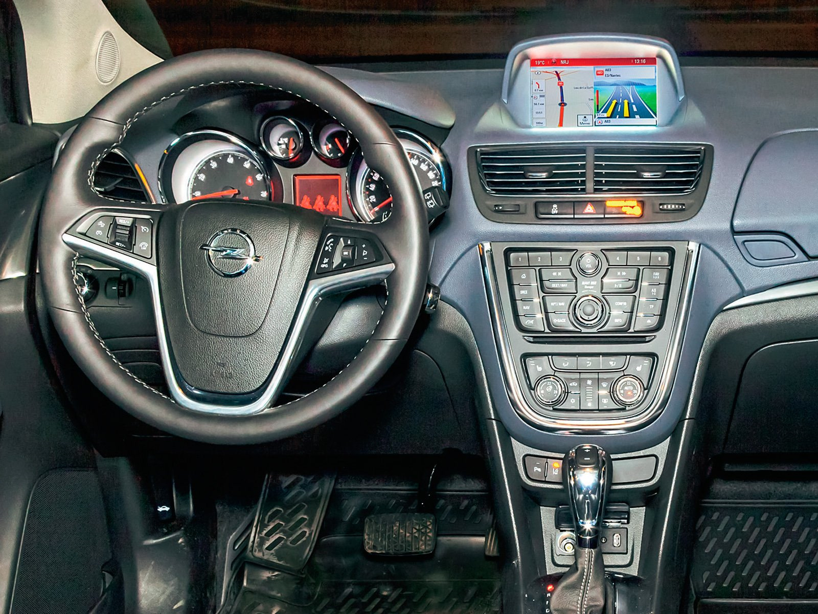 Панель opel mokka. Opel mokka торпеда. Панель opel mokka. Панель опель мокка. Opel mokka розетка 220.