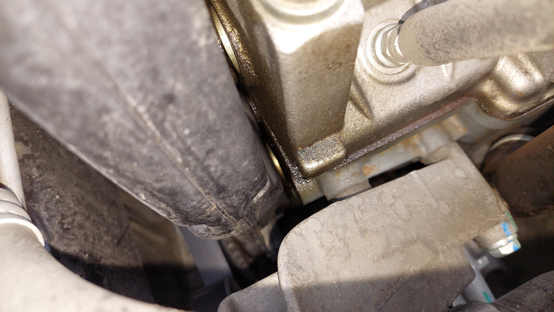 Потеет по периметру прокладка клапанной крышки. — Lada Гранта (2G) FL ...