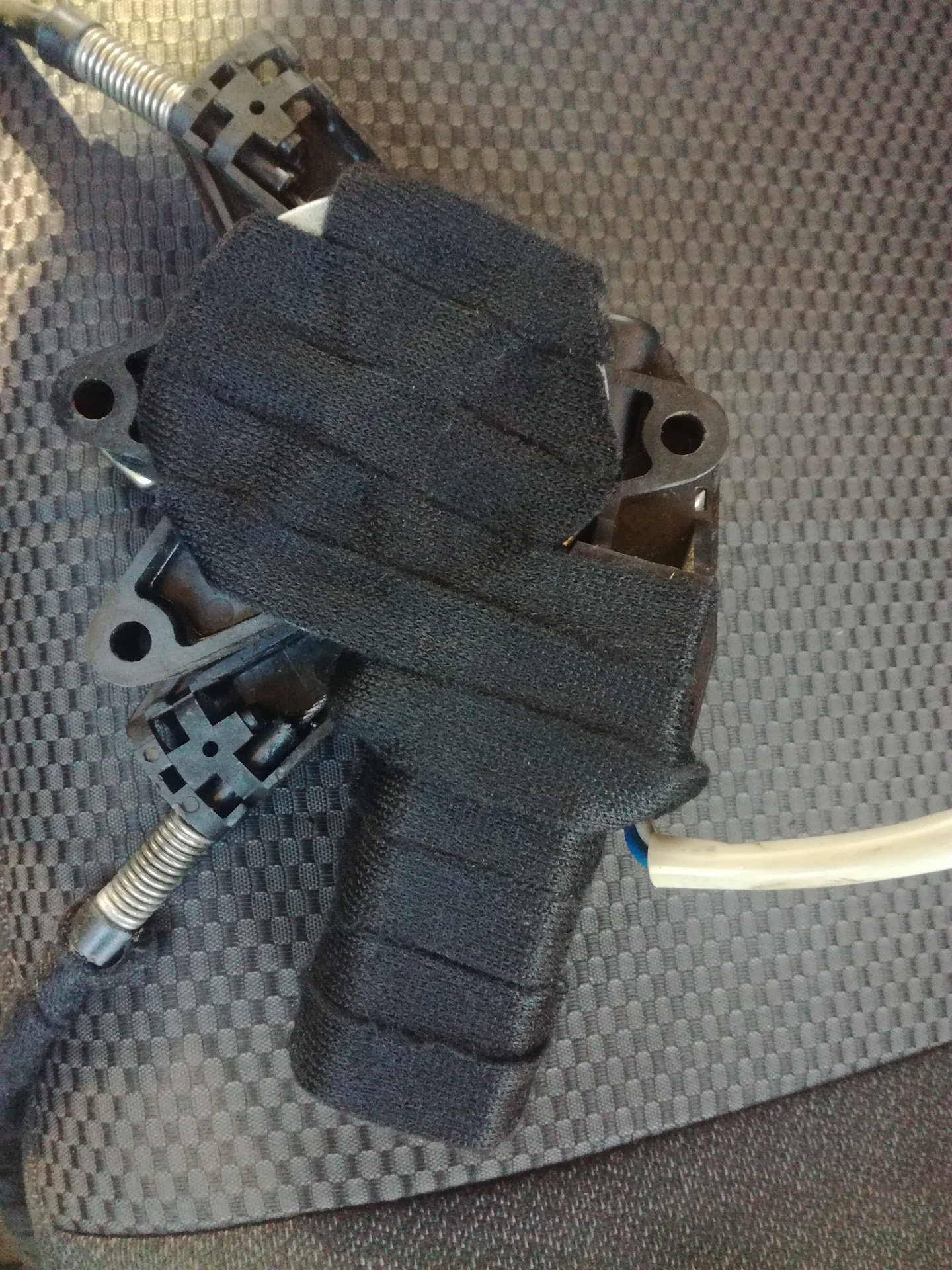 Стучит водительское стекло. — Lada Приора седан, 1,6 л, 2017 года ...