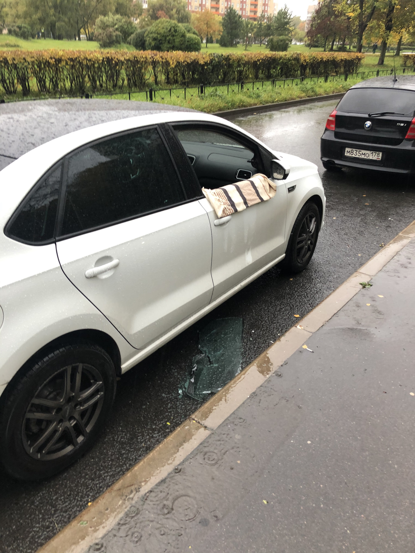 Времена поменялись, не оставляйте вещи в машине — Volkswagen Polo Sedan,  1,6 л, 2015 года | поломка | DRIVE2