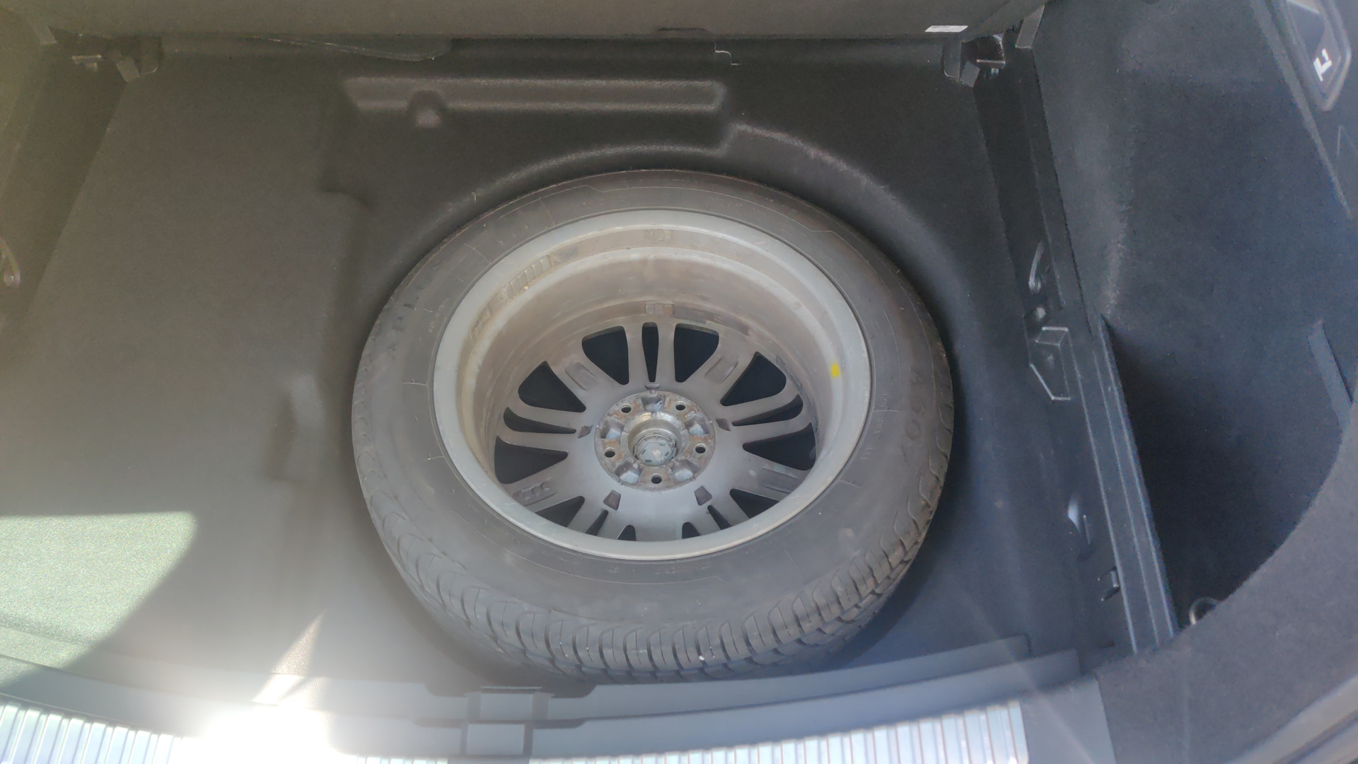 Докладываю запасное колесо. — Renault Megane IV, 1,6 л, 2017 года ...