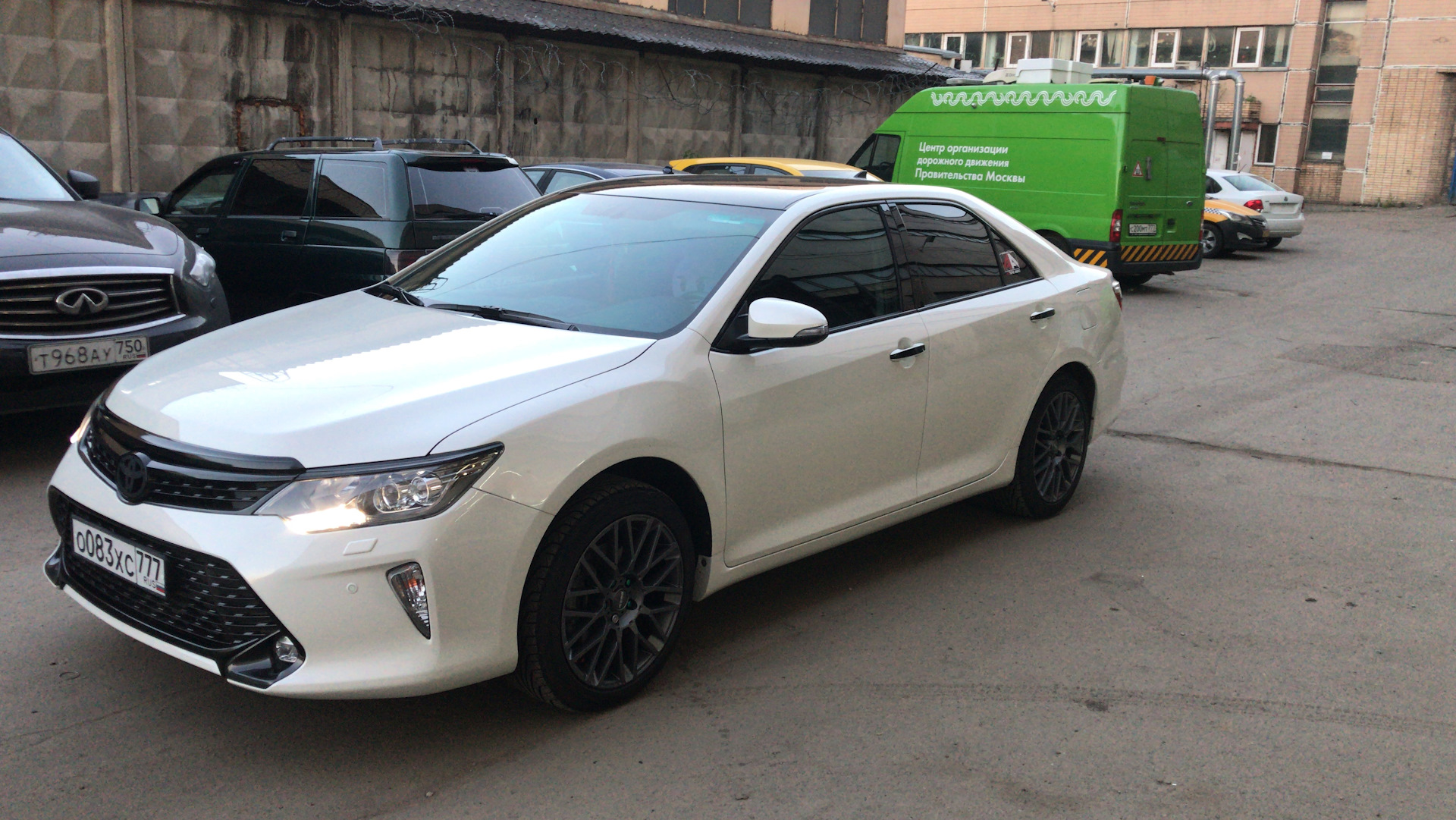 Toyota Camry 55 белый перламутр