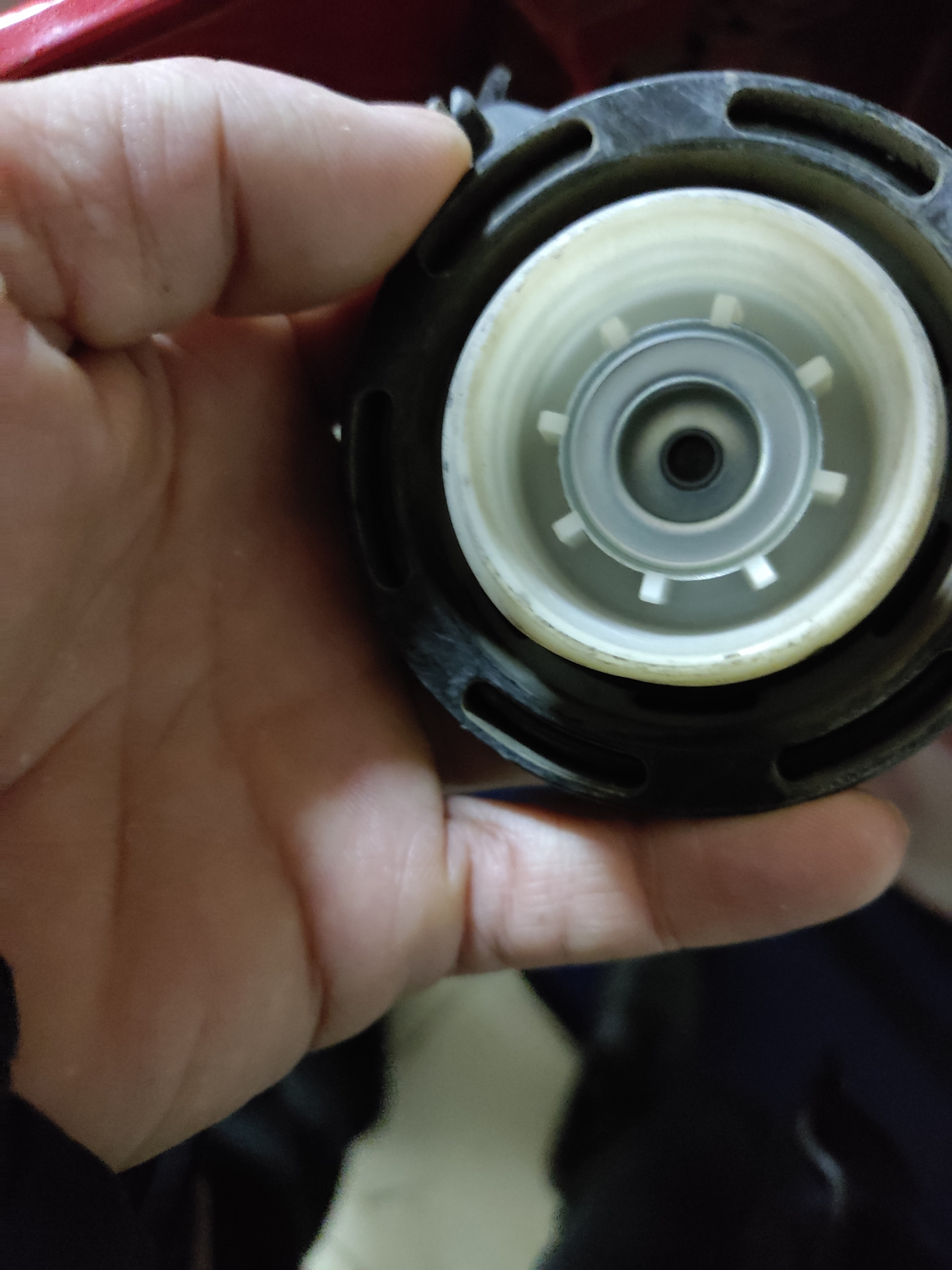 Шипение при открытии крышки бензобака — KIA Rio (2G), 1,4 л, 2010 года ...