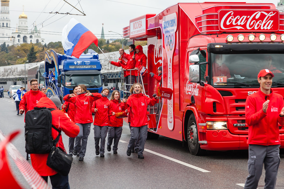 Праздник коки. Coca Cola сотрудники. Сотрудники компании Кока кола. Кока кола 2014. Coca Cola олимпиада 2014.