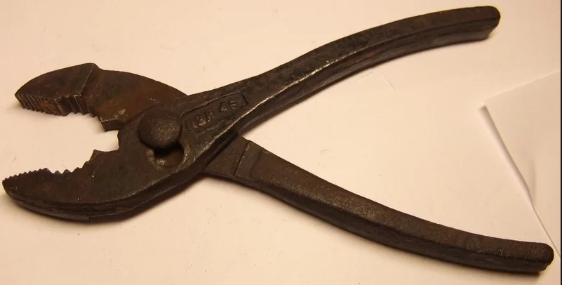 старинные инструменты слесаря. старинный инструмент 5. старинные инструменты. плоскогубцы старые. старинный плотницкий инструмент.