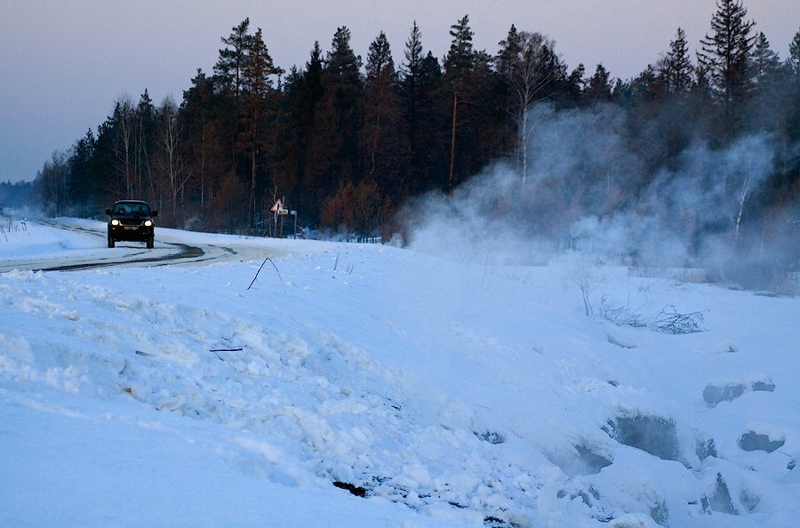 Пожары. Горящий зимний дворец. Пожар ночь зима. Пожар в доме зимой. Горящий торфяник зима.