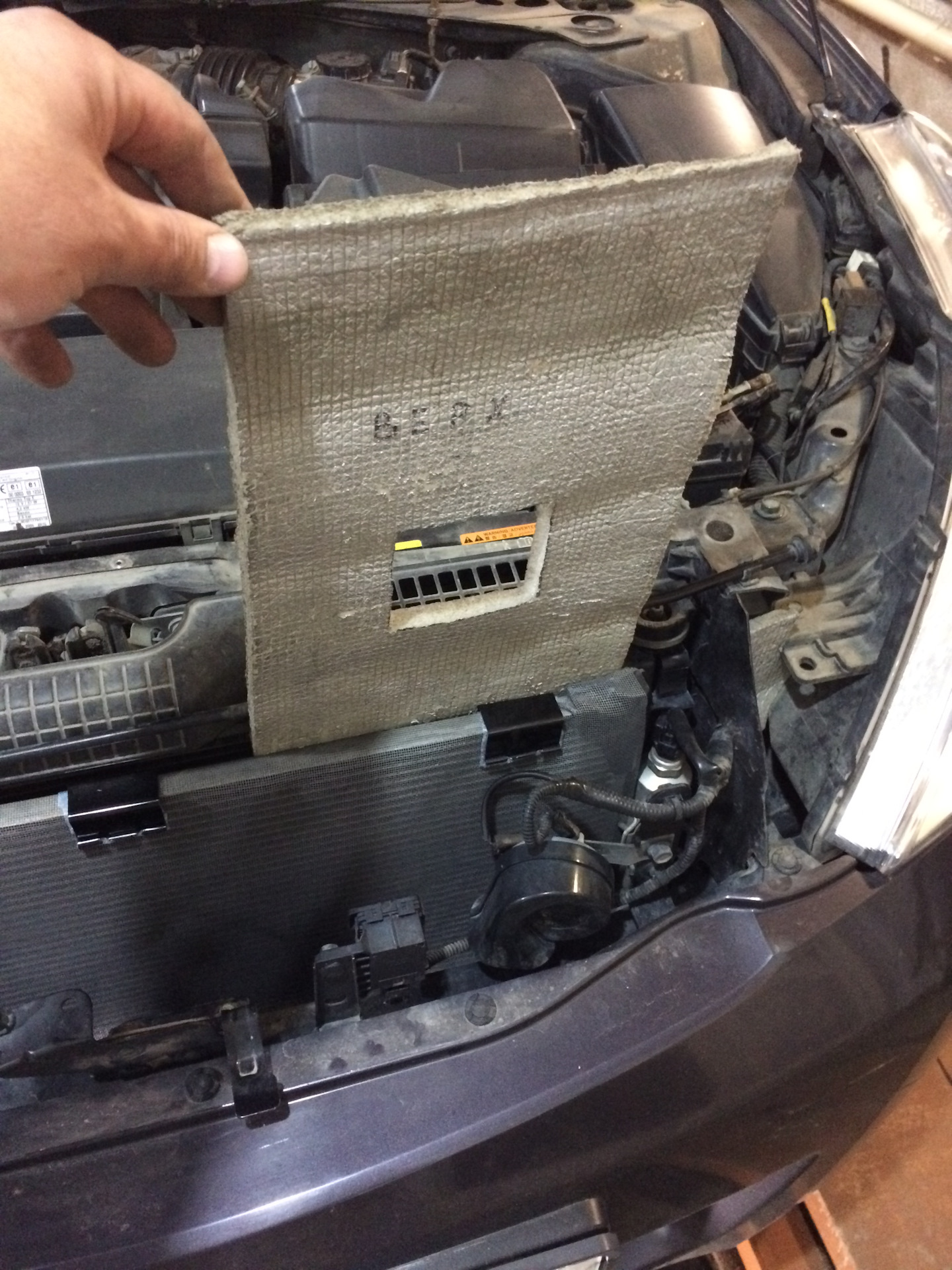 Как вставить картонку в радиатор. Как вставить картонку в радиатор. Картон на радиатор. Картонка перед радиатором кашкай. Картон в радиатор на зиму.