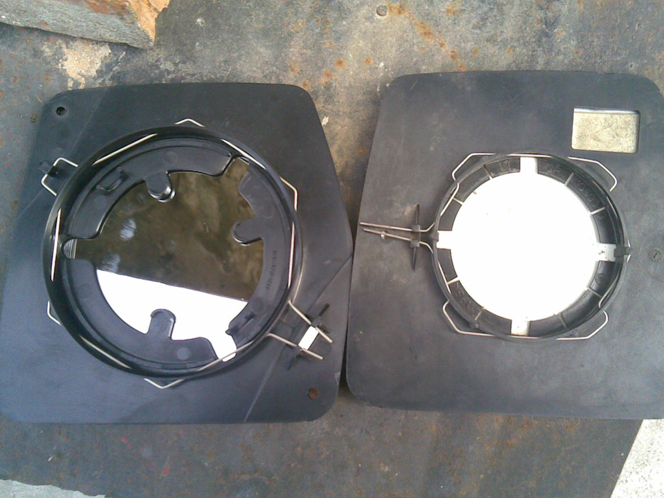 Кто знает как правильно снять зеркальный элемент из наружного зеркала ...