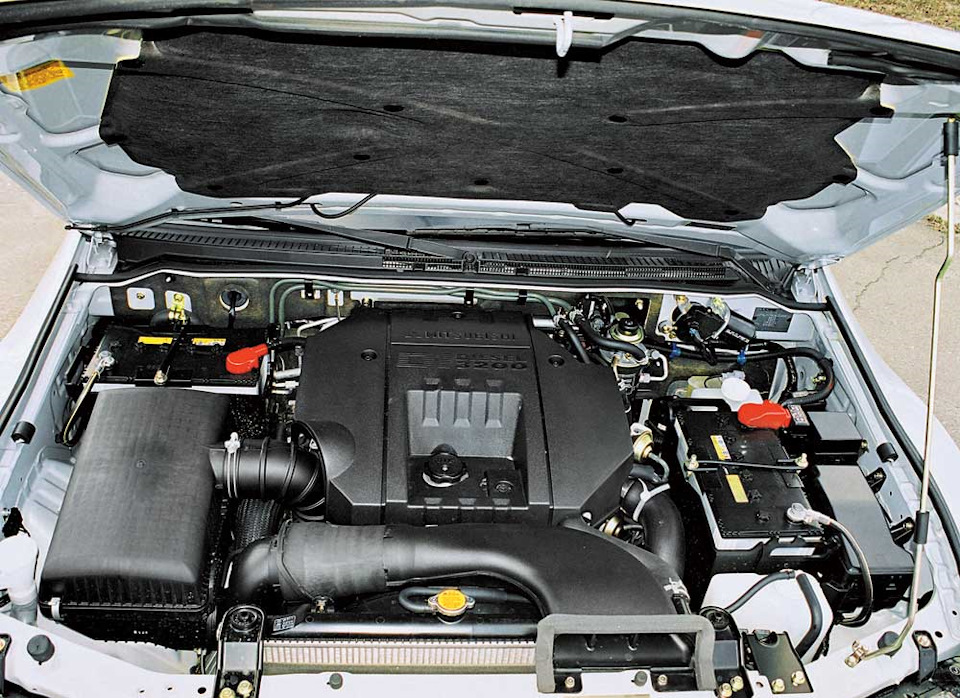 Двигатель 2.5 паджеро купить. Аккумулятор Pajero 4 3.2 дизель. Mitsubishi Pajero 2005 3.2 дизель аккумулятор. Паджеро 4 3.2 подкапотное. Mitsubishi Pajero 3.2 дизель аккумулятор.