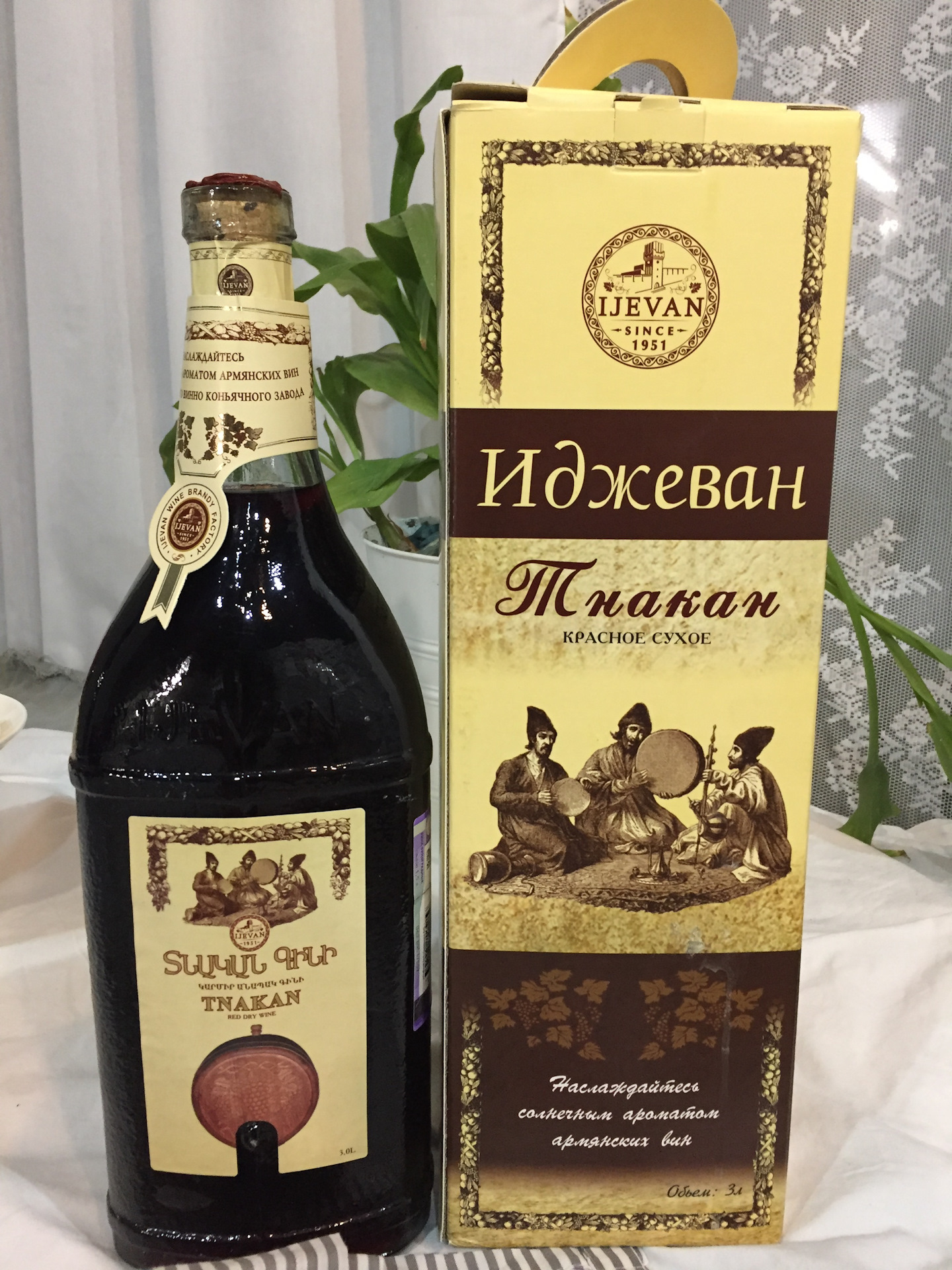Вина цены в спб. Вино Иджеван Танакан 3л. Армянское вино Иджеван Танакан. Красное вино Иджеван Тнакан. Иджеван Армения вино 3 литра.