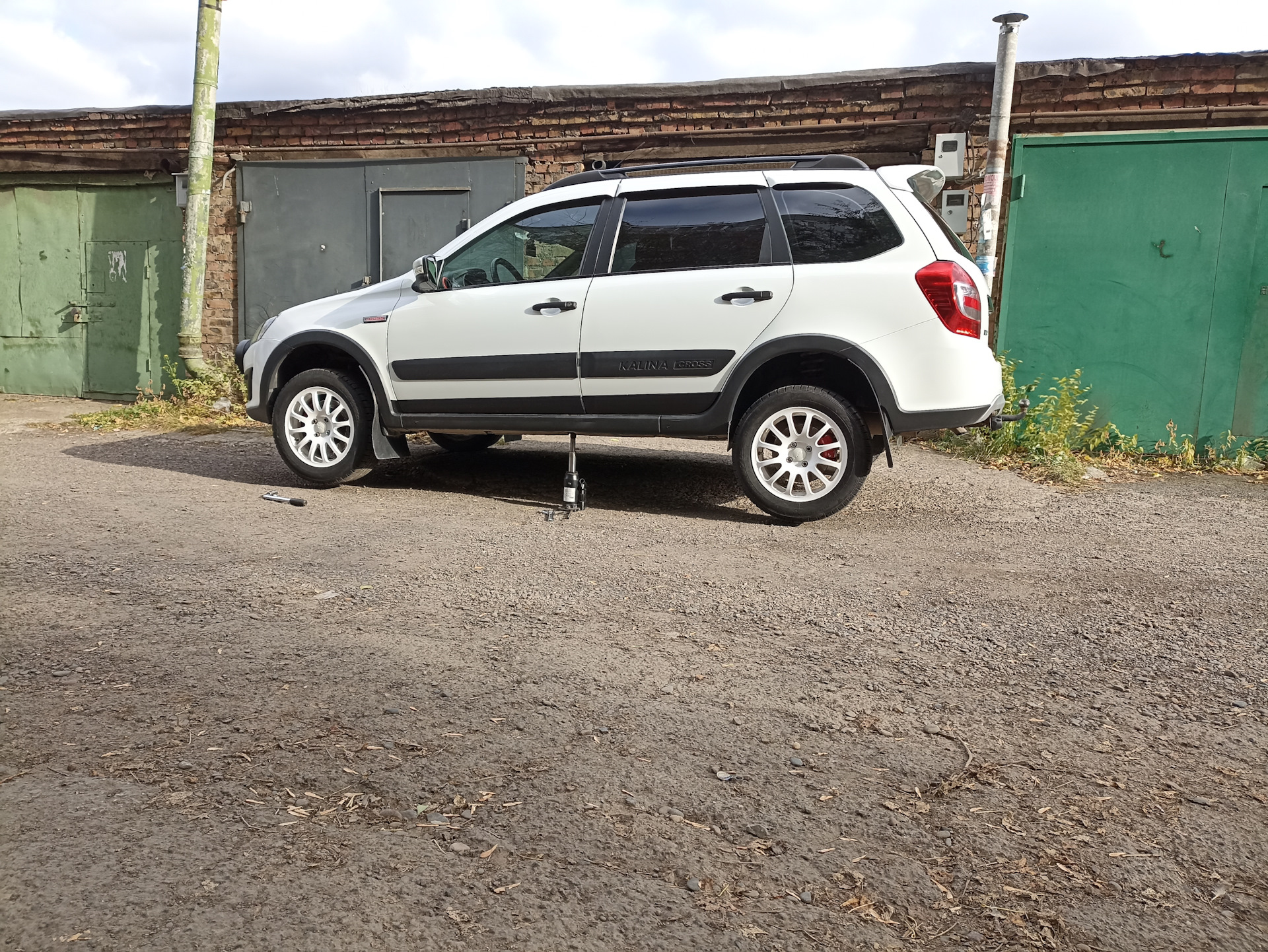 Домкрат — Lada Гранта Лифтбек (2G), 1,6 л, 2023 года | наблюдение | DRIVE2