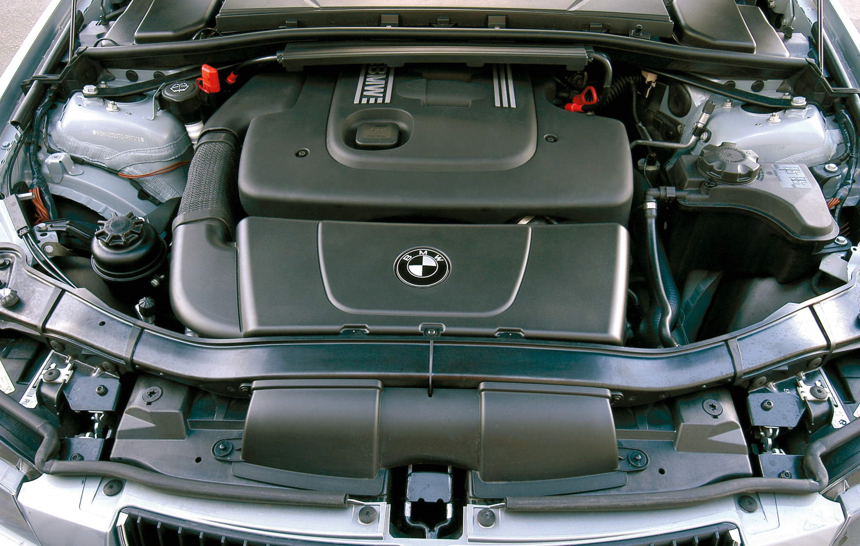 Двигатель бмв 320i. BMW 335 e90 мотор. BMW e90 под капотом. BMW e90 дизель. BMW e90 2005 под капотом.