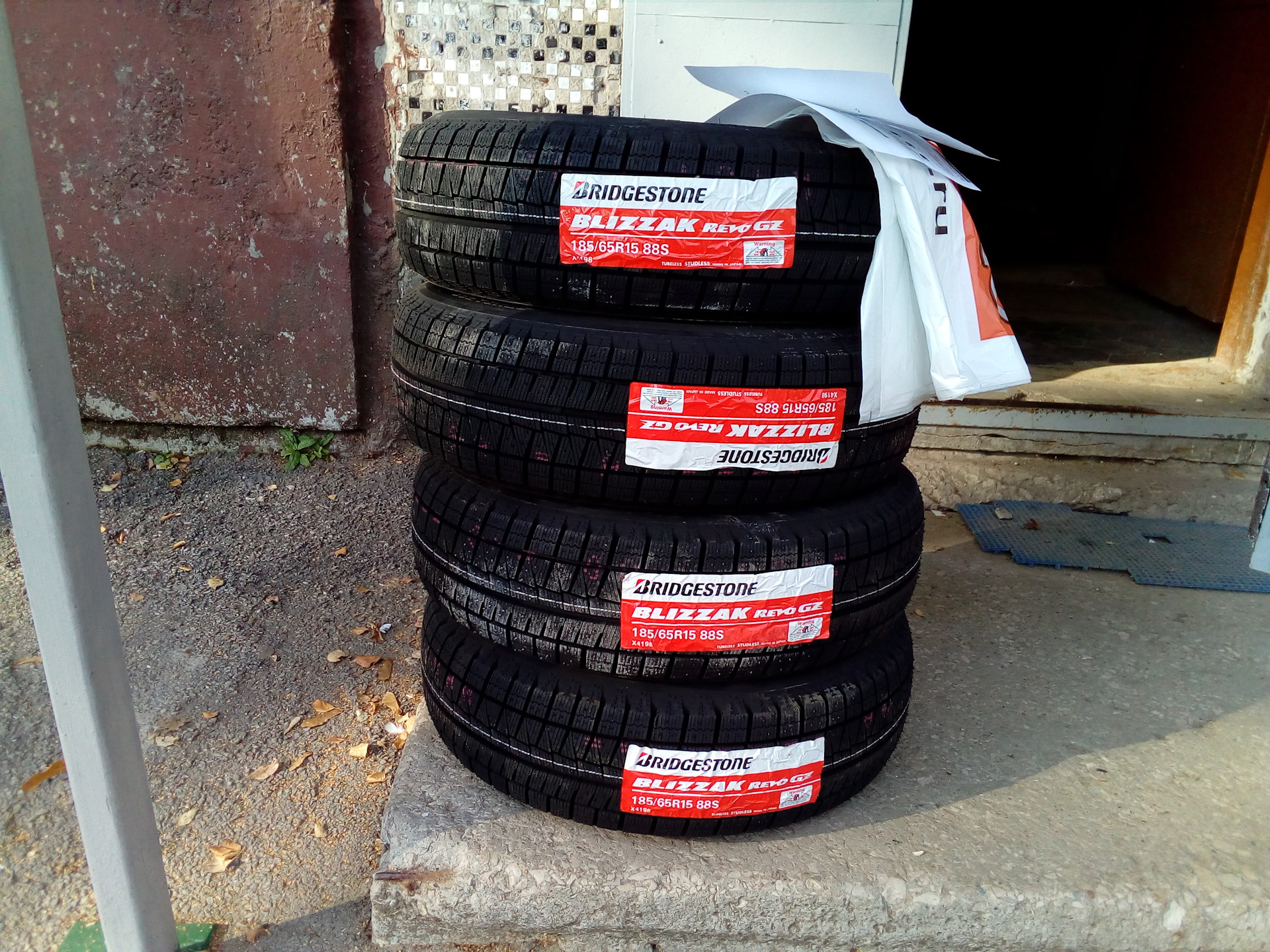 Bridgestone 185 65 r15. Bridgestone Blizzak Revo GZ 185/65 r15 88s. Бриджстоун Мурманск. Бриджстоун кирпич. Антенна Бриджстоун.