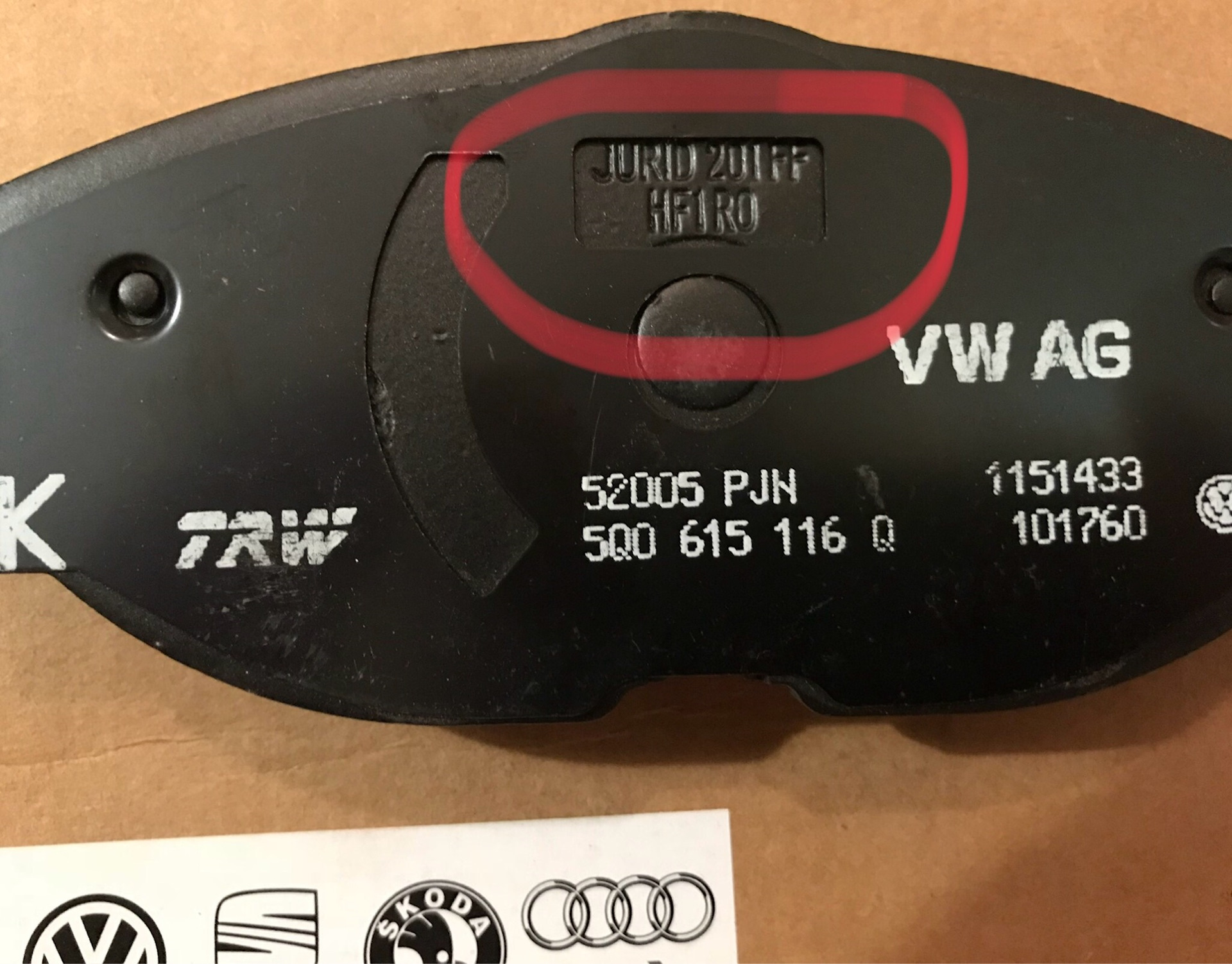 615. Колодки передние VAG 615 116 Q. 615 115 Ah колодки. 5q0 615 116 тормозные колодки передние TRW. 8a615a.