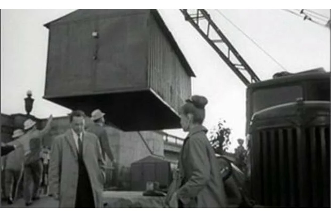 Берегись автомобиля фильм кран. Берегись автомобиля кран гараж. Послушаем понюхаем берегись автомобиля. Берегись автомобиля кадры гараж. Берегись автомобиля фильм 1966 банионис.