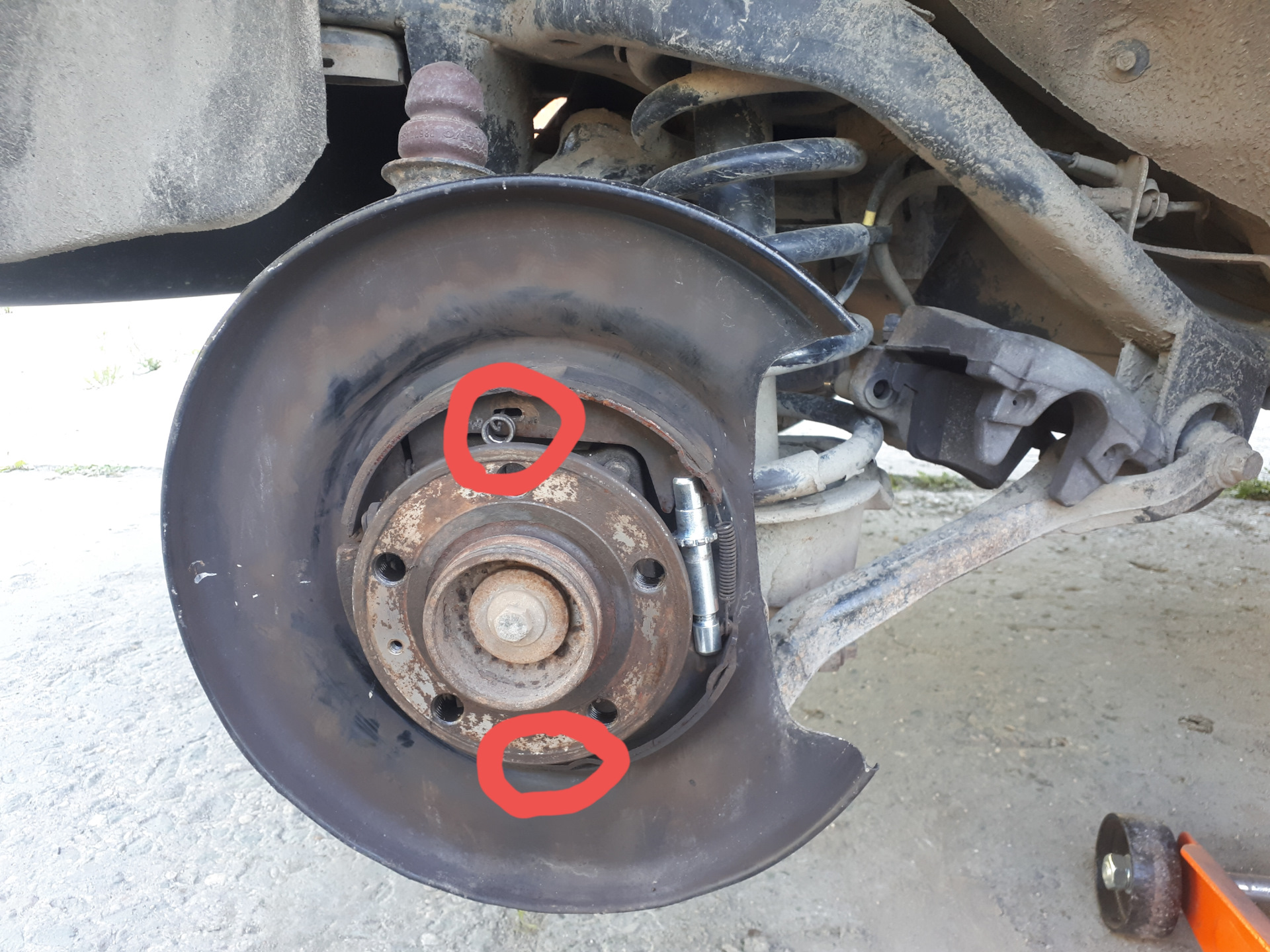 Регулируемые распорки колодок ручного тормоза — Volvo XC90 (1G), 3,2 л ...